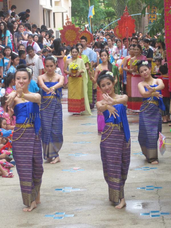 Festival Songkran di Chiang Mai, Thailand. (teachersnotes.net)