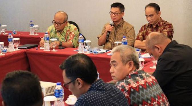 Gubernur Kaltara, Dr H Irianto Lambrie memimpin rapat jelang event KIF 2017 di Hotel JS Luwansa Jakarta