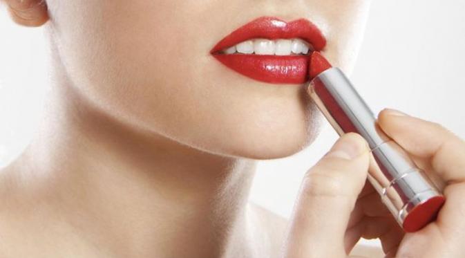 Kamu yang suka pakai lipstik merah, wajib tahu keunggulannya nih. (via: istimewa)