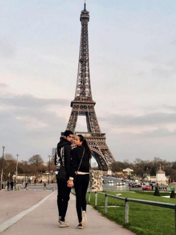 Al Ghazali dan Alyssa Daguise mesra di depan menara Eiffel. (Instagram/alghazali7)