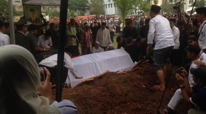 Pemakaman Hasyim Muzadi di Ponpes Al Hikam, Beji, Depok, Jabar, Kamis (16/3). (Liputan6.com/Ady)