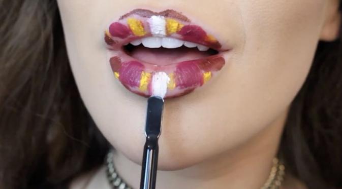4 warna lipstik yang menyatu dalam bibir. (via: Instagram/ccclarkebeauty)