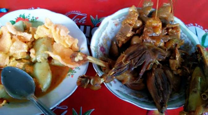 Kupat blengong, kuliner khas Kota Tegal, Jawa Tengah. (Liputan6.com/Fajar Eko Nugroho)