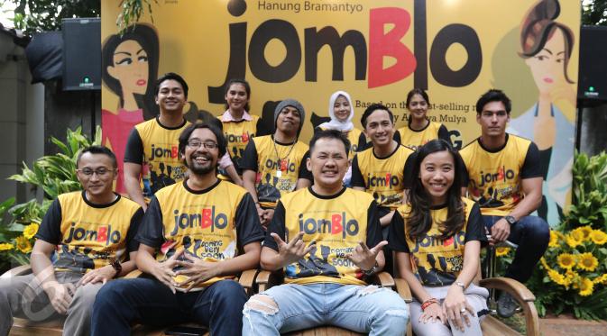 Hanung Bramantyo bersama pemain dan kru film Jomblo Coming Very Soon, Jakarta, Kamis (16/3). Film Jomblo yang sukses menembus daftar box office Indonesia pada 2006 silam digarap ulang oleh Hanung Bramantyo. (Liputan6.com/Herman Zakharia)