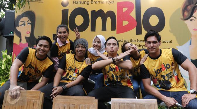 Para pemain Jomblo Coming Very Soon berpose bersama, Jakarta, Kamis (16/3). Untuk versi terbaru, visi seorang Hanung tentang film Jomblo lebih dikedepankan. (Liputan6.com/Herman Zakharia)