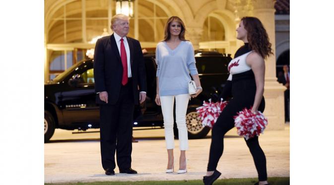 Melania Trump tampil dengan sweater menerawang yang memamerkan siluet tubuhnya.