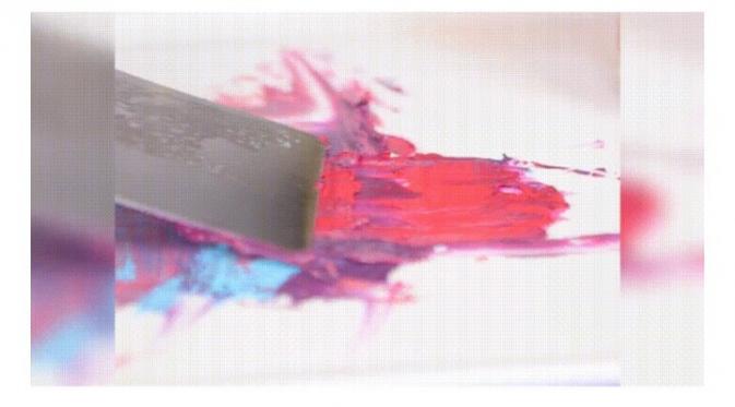 Lumatkan potongan lipstik menjadi satu dan menjadi warna yang baru (Sumber foto: Seventeen)