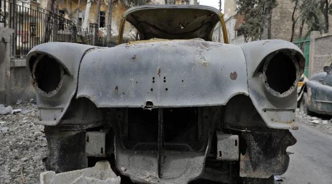 Mobil klasik milik Mohammade Mohiedin Anis jadi korban perang di Aleppo, Suriah Utara.