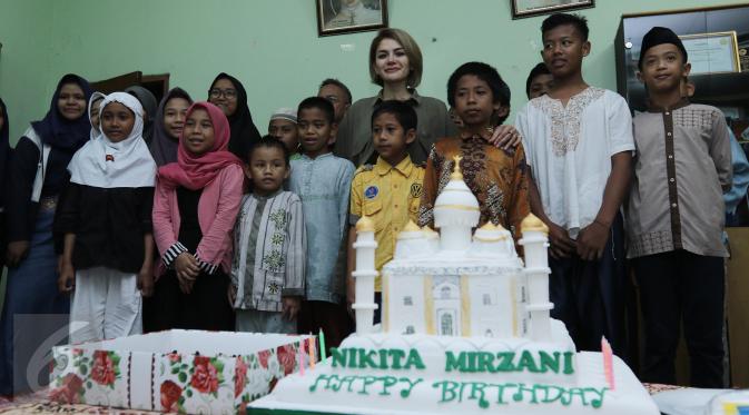 Nikita Mirzani berpose dengan anak yatim di panti asuhan Muhammadiyah, Jakarta, Jumat (17/3). Nikita Mirzani ingin berbagi kebahagiaan bersama anak yatim di hari ulang tahunnya tersebut. (Liputan6.com/Herman Zakharia)