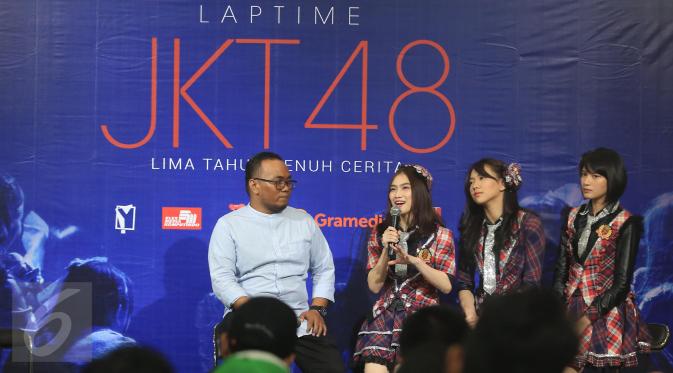Suasana peluncuran buku berjudul 'Laptime JKT 48: Lima Tahun Penuh Cerita' di Gramedia Matraman, Jakarta, Jumat (17/3). (Liputan6.com/Herman Zakharia)