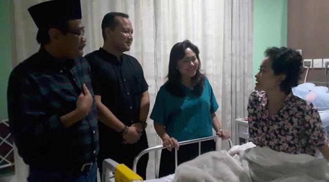 Cawagub Djarot Saiful Hidayat dan istri jenguk Julia Perez. (Liputan6.com/Devira Prastiwi)