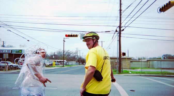 Memakai busana transparan, Jimmy Kuehnle berkeliling kota menggunakan sepeda transparannya. (foto : jimmykuehnle.com)