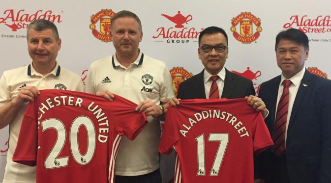 Manchester United menjalani kerja sama dengan perusahaan e-commerce asal Malaysia, Aladdin Street. Dari kiri ke kanan: Dennis Irwin, David May, Dato Sri Desmond (Presiden Aladdin Group), serta Laurence Chooi (Senior Vice Presiden Aladdin Group). 