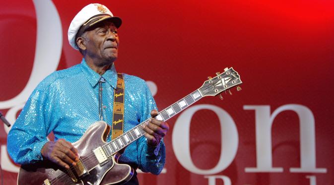 Musisi legendaris AS, Chuck Berry saat tampil di panggung Sesi Avo, Swiss (13/11/2007). Chuck Berry meninggal dunia di usia 90 tahun di Kota St Louis pada Sabtu (18/3/2017). (AP Photo)