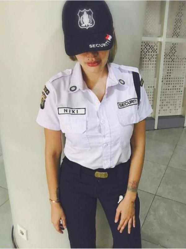 Nikita Mirzani pakai seragam security. (Instagram - @nikitamirzanimawardi_17)