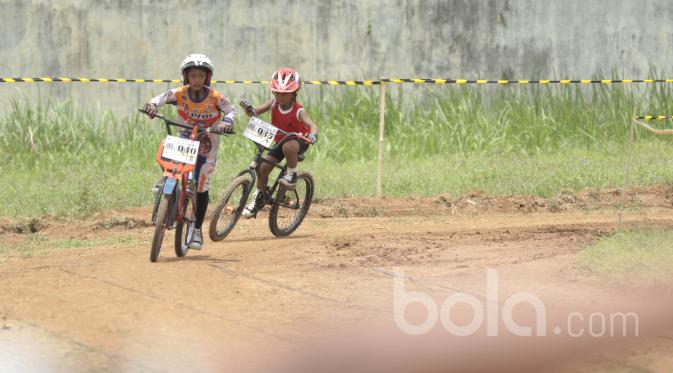 Festival Sepeda BMX yang menjadi rangkaian kalender wisata di Kabupaten Lampung Timur (Lamtim), sukses digelar di kompleks Islamic Center, Sukada, Minggu (19/3/2017). (Bola.com/Reza Bachtiar)