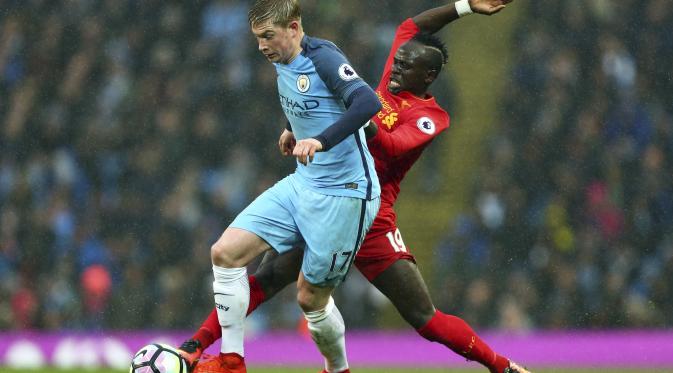 Bintang Liverpool, Sadio Mane (merah) mencoba merebut bola dari kaki winger Manchester City, Kevin De Bruyne. (AP Photo/Dave Thompson)