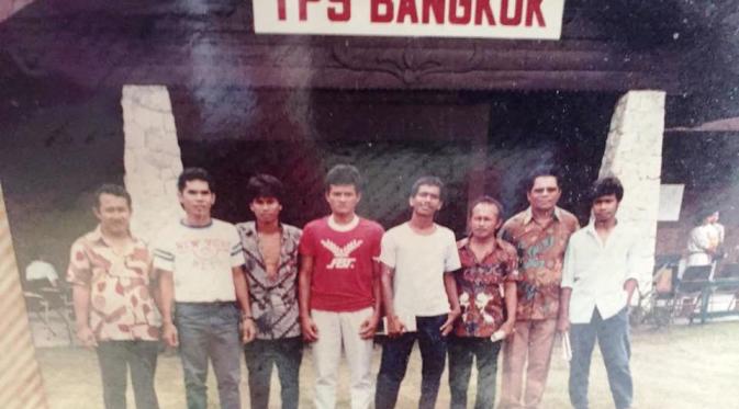 I Made Pasek Wijaya (nomor tiga dari kanan), saat mengikuti Pemilu di Bangkok bersama Timnas Indonesia. (Bola.com/Vitalis Yogi Trisna)