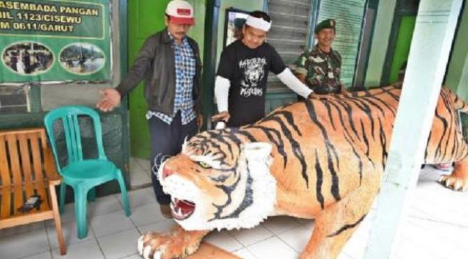 Jika Ridwan Kamil bermain di ranah dunia maya, Dedi Mulyadi pilih beraksi nyata dengan kirim pengganti si macan lucu. (Liputan6.com/Abramena)