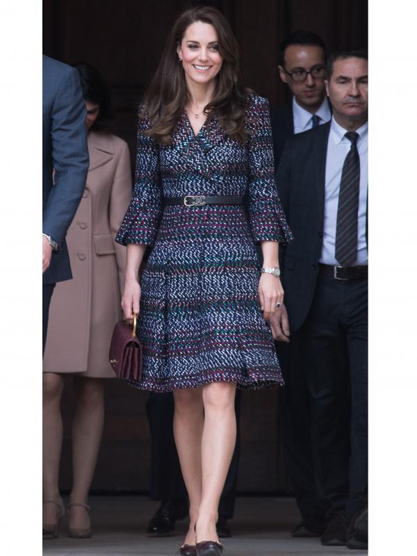 Kate Middleton memesona saat berkunjung ke Perancis dengan gaya busana dan riasan wajah andalannya, sederhana namun tetap elegan.
