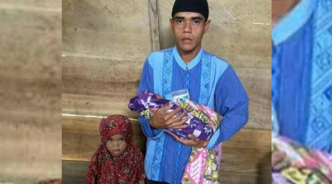 Lelaki warga Dusun Ulu Galung, Kecamatan Kindang, Bulukumba, Sulsel, bersama bocah balita harus merawat bayi kembarnya setelah kematian sang istri. (Liputan6.com/Fauzan)