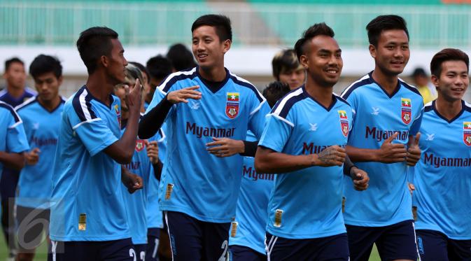  Pemain timnas Myanmar U-22 berlatih di Pakansari, Cibinong, Bogor. (Liputan6.com/Helmi Fithriansyah)