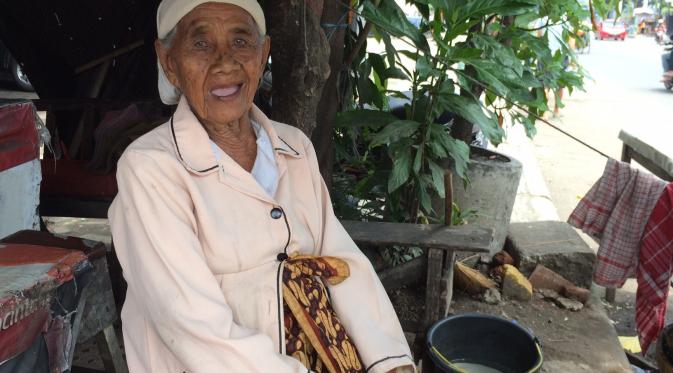 Nenek Masniah si penjual keliling dari zaman penjajahan Belanda itu mengalami perjalanan kemerdekaan bangsa hingga memasuki abad milenium. (Liputan6.com/Panji Prayitno)