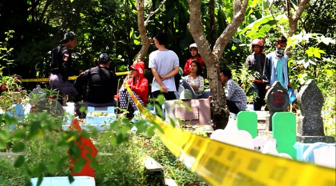 Aparat Polresta Cirebon menggali lagi makam ketua geng motor Moonraker yang menjadi korban pembunuhan. (Liputan6.com/Panji Prayitno)