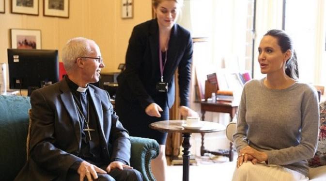 Angelina Jolie menemui seorang Uskup Agung tanpa mengenakan bra. (Foto: Dailymail)