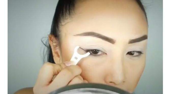 Intip trik makeup seru dengan menggunakan pembersih gigi untuk mewujudkan riasan cat eyeliner. (Sumber foto: Seventeen.com)