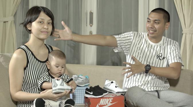 Rayi pun menghadirkan keluarganya yang juga ditularkan menggemari sneakers. (capture vidio.com)