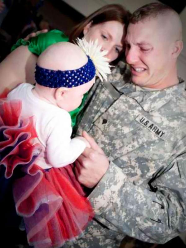 Tentara bertemu putrinya pertama kali. (Via: boredpanda.com)