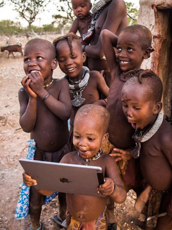 Anak pedalaman memegang iPad pertama kali. (Via: boredpanda.com)