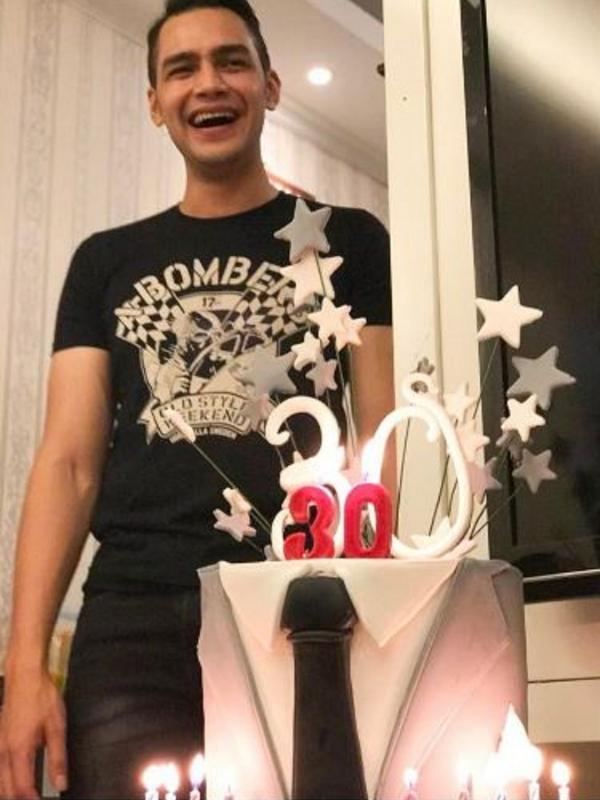 Jonas Rivanno saat merayakan ulang tahunnya yang ke-30 (Instagram/@asmirandah89)