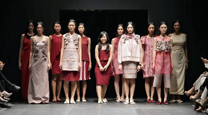 Therisia Law menampilkan koleksi busana pada Plaza Indonesia Fashion Week, Senin (20/3/2017).