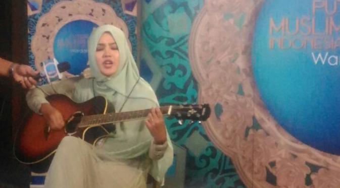 Salah satu peserta audisi Puteri Muslimah Indonesia 2017 menunjukkan bakat di bidang musik. (Dokumentasi Indosiar)