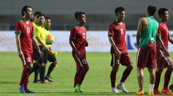 Pemain Timnas Indonesia U-22 berjalan lesu usai dikalahkan Myanmar di laga persahabatan di Stadion Pakansari, Kab Bogor, Selasa (21/3). Timnas Indonesia U-22 kalah 1-3 dari Myanmar.(Liputan6.com/Helmi Fithriansyah)