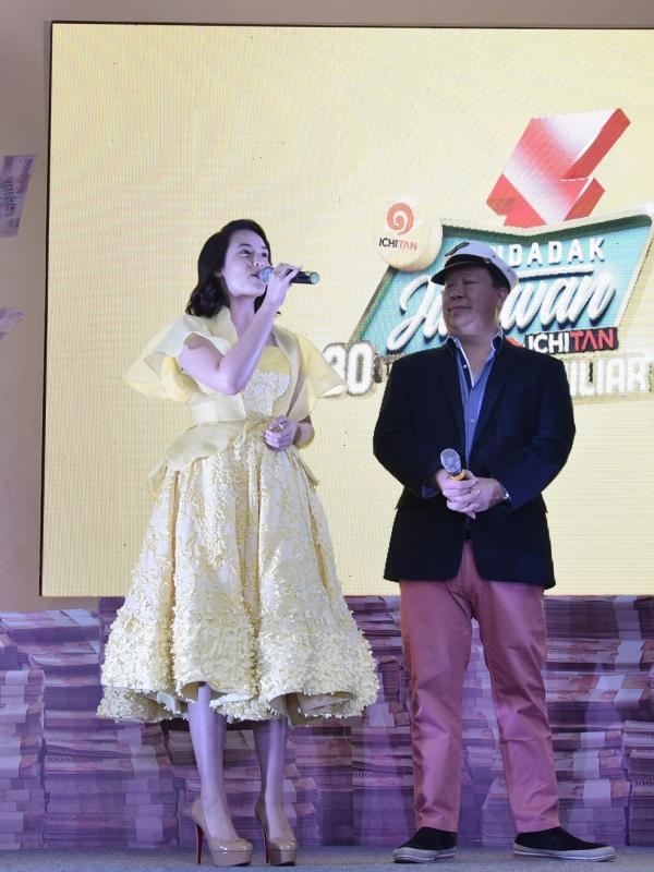 Dalam sebuah acara di Jakarta, Chelsea Islan tampil bak Belle dengan gaun kuning ikoniknya.