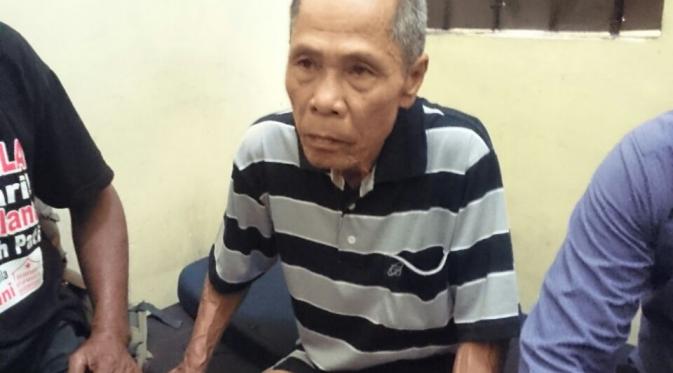 Sudah seminggu kakek 73 tahun yang juga petani di Cilacap ini ditahan polisi. (Liputan6.com/Aris Adianto).