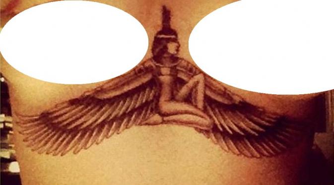 Tato Rihanna di bawah payudaranya.
