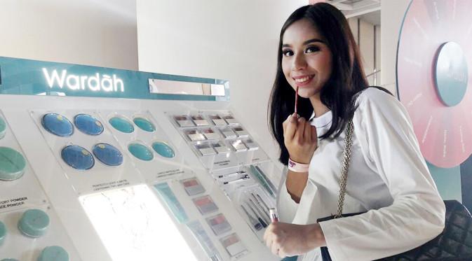 Almira, Beauty Enthusiast yang sedang mencoba product di booth Wardah.