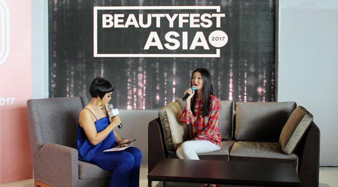 Tampil dengan sentuhan makeup segar lengkap dengan riasan lipstik merah, Raline Shah, mengisi acara Celebrity Talkshow di Beauty Fest Asia 2017.