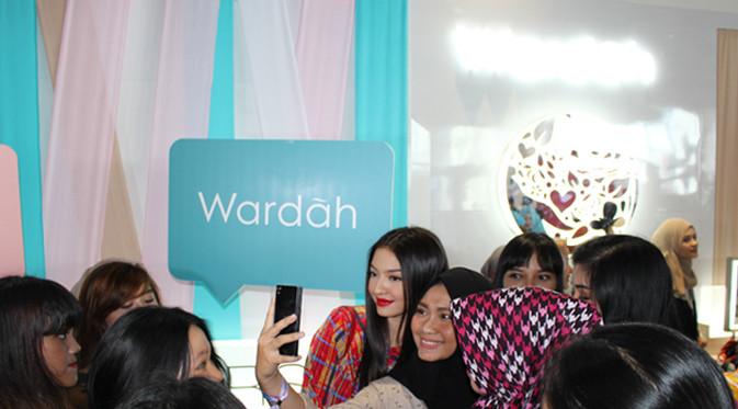 Para pengunjung dapat bertemu langsung dengan Sang Brand Ambassador Wardah yang cantik, Raline Shah.