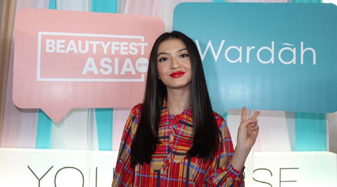 Kepada para pengunjung Beauty Fest Asia 2017, Raline sebagai Brand Ambassador Wardah, berbagi rahasia kecantikannya. 