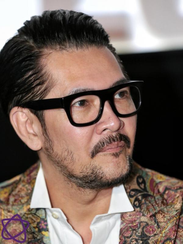 Untuk mendalami peran Mafia, berbagai cara dilakukan Ferry Salim. Salah satunya menonton adegan seorang mafia di berbagai judul film. Dengan tujuan dapat menjiwai peran tersebut lebih mendalam. (Adrian Putra/Bintang.com)