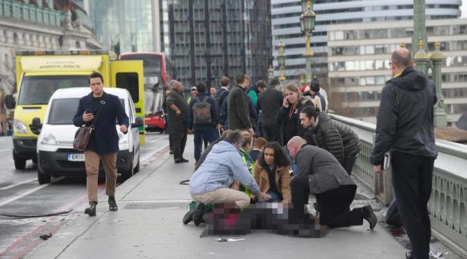 Korban akibat ditabrak mobil dalam teror Inggris di Jembatan Westminster, London. (The Sun)