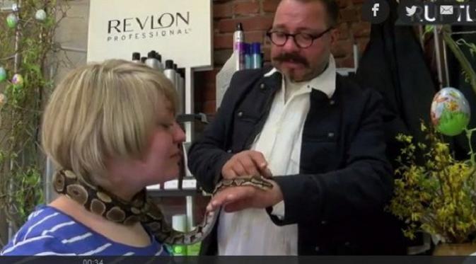 Salon Milik Wanita Menawarkan Pijat Leher dengan Ular Piton | foto : huffingtonpost.com