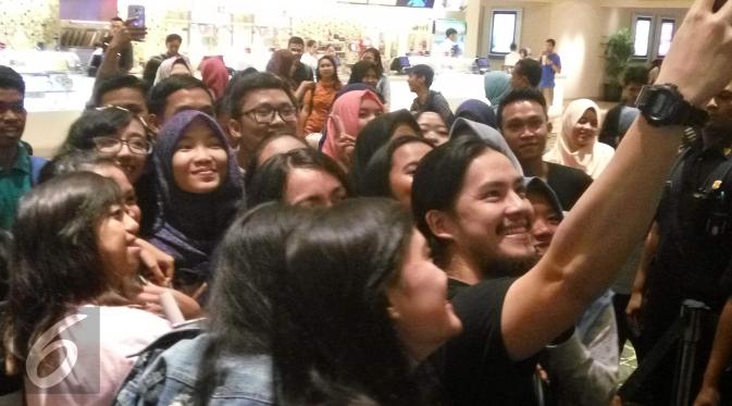 Morgan Oey berpose bersama para penonton film Mooncake Story di Yogyakarta. (Switzy Sabandar/Liputan6.com)