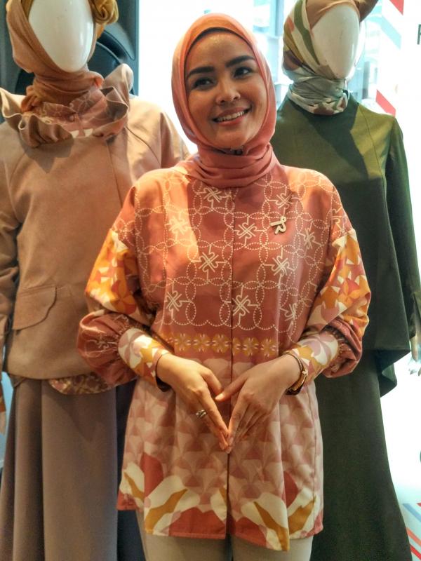 Ria Miranda melalui Indonesia Fashion Forward akan menjadi desainer busana muslim pertama yang tampil di Fashion Kode Fall/Winter 2017 di Seoul, Korea.