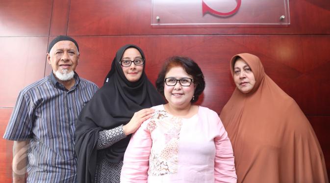 Istri Ustad Al Habsyi, Putri Aisyah Aminah bersama kedua orang tuanya dan kuasa hukumnya, Elza Syarief berfoto bersama seusai jumpa pers di kawasan menteng, Jakarta, Kamis (23/3). (Liputan6.com/Herman Zakharia)